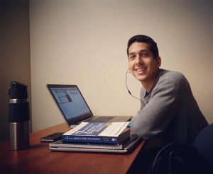 Anibal en su escritorio.